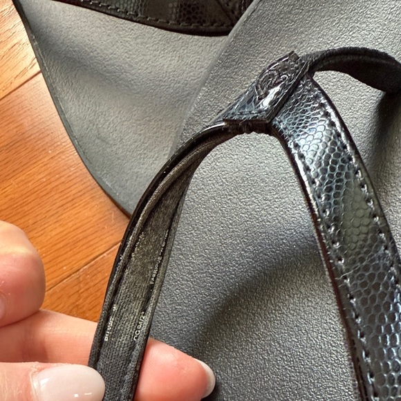 OluKai Pauwe Black Flip Flops - Picture 5 of 6